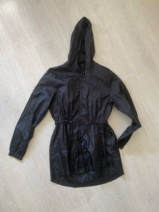 Rompevientos negro con capucha da a todas tallas