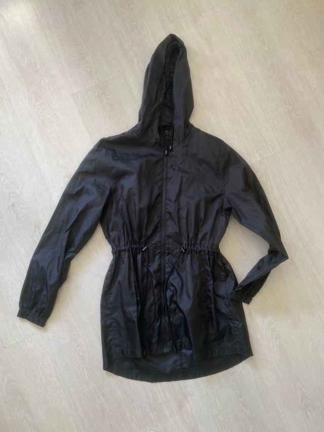 Rompevientos negro con capucha da a todas tallas