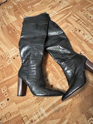 Botas altas negras efecto piel cocodrilo
