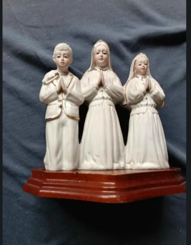 Figura porcelana Portugal Neca niños rezando