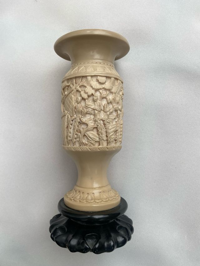 Copa Resina Tallada Beige y base de madera negra