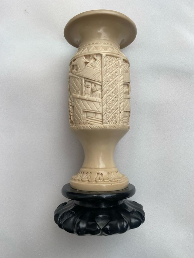 Copa Resina Tallada Beige y base de madera negra