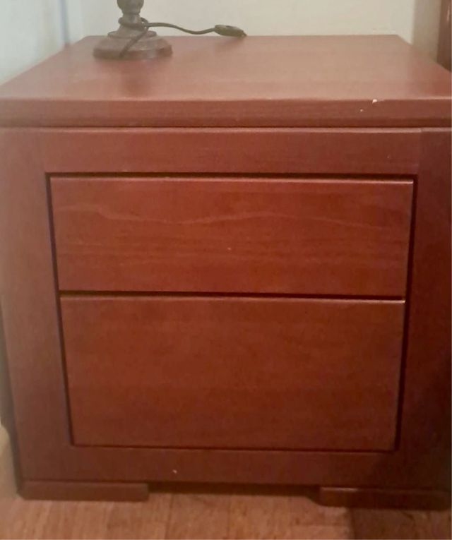 Mesitas de noche de madera maciza