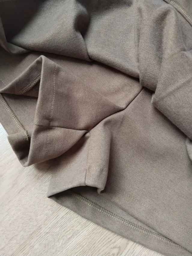 Gonna pantalone beige con pieghe