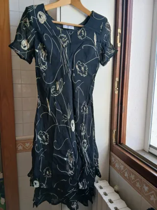 Abito nero con fiori