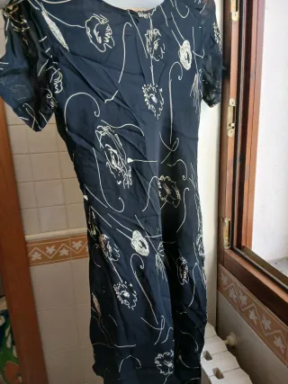 Abito nero con fiori