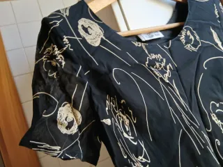 Abito nero con fiori