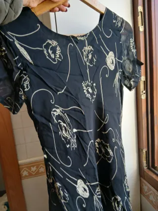 Abito nero con fiori