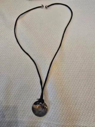 Colar One preto e prateado