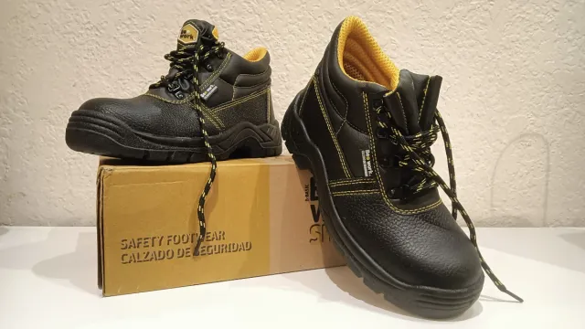 Botas de seguridad talla 40. Nuevas, sin uso.