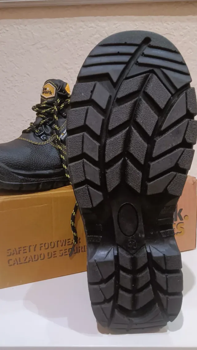 Botas de seguridad talla 40. Nuevas, sin uso.