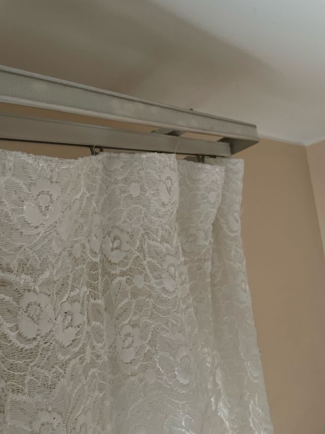 Cortinas blancas con faldón y doble riel