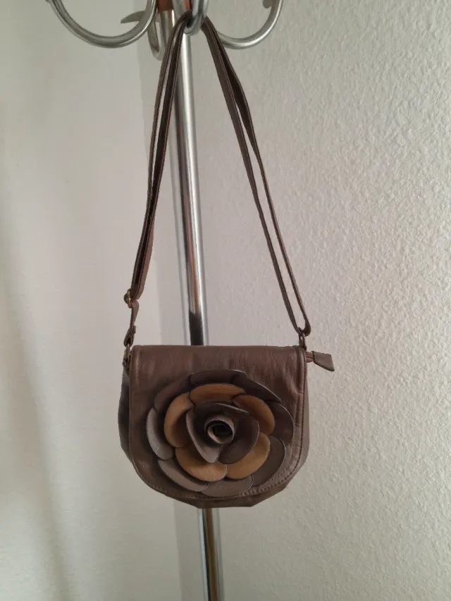 Bolso marrón con flor