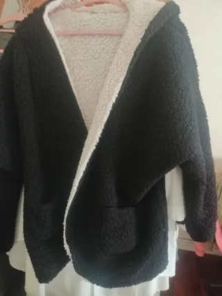 Chaquetón negro y blanco con capucha
