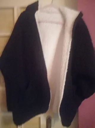 Chaquetón negro y blanco con capucha