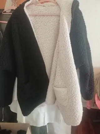 Chaquetón negro y blanco con capucha