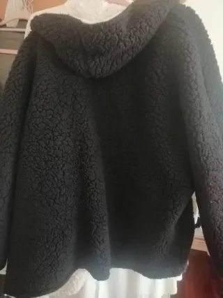 Chaquetón negro y blanco con capucha