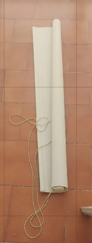 Estor enrollable beige tela con cadena.