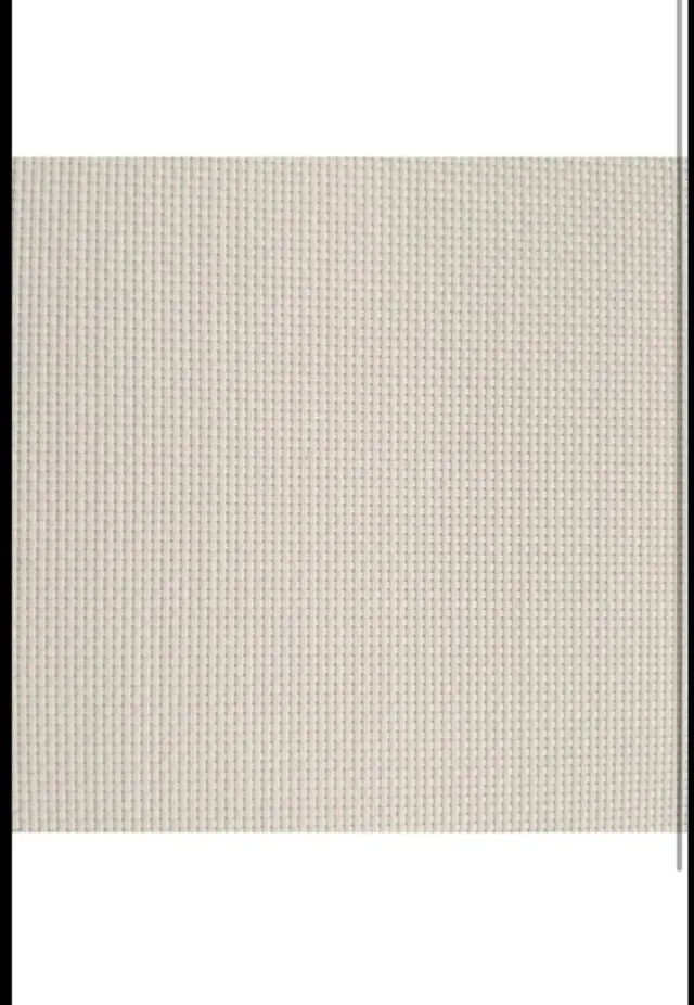 Estor enrollable beige tela con cadena.