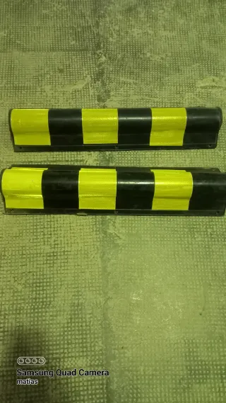 Protectores de columna amarillos y negros