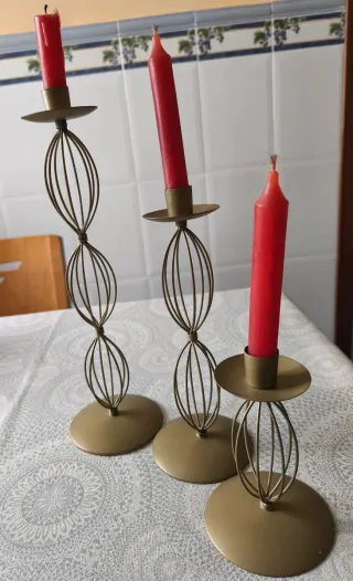 Candelabros dorados con velas rojas