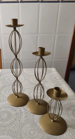 Candelabros dorados con velas rojas