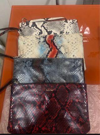 Carteras de mano efecto piel serpiente