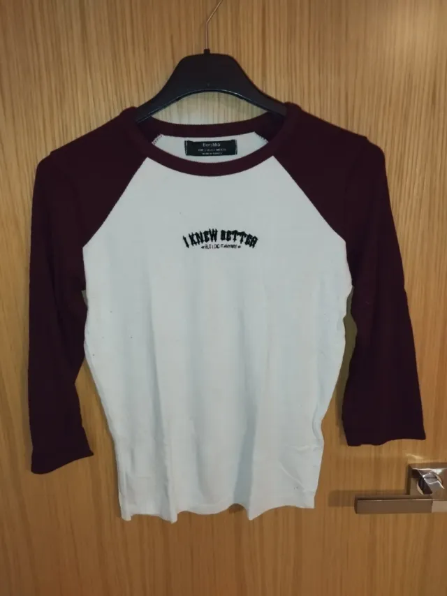 Top blanco y burdeos