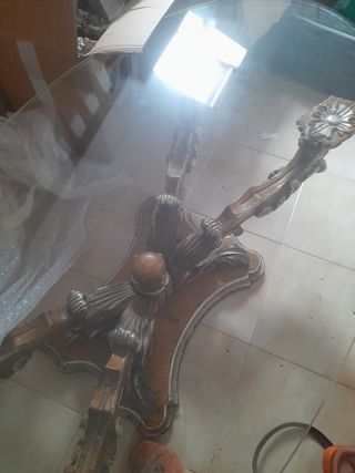 Mesa cristal y madera tallada