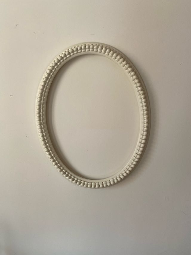 Marco ovalado blanco decorativo