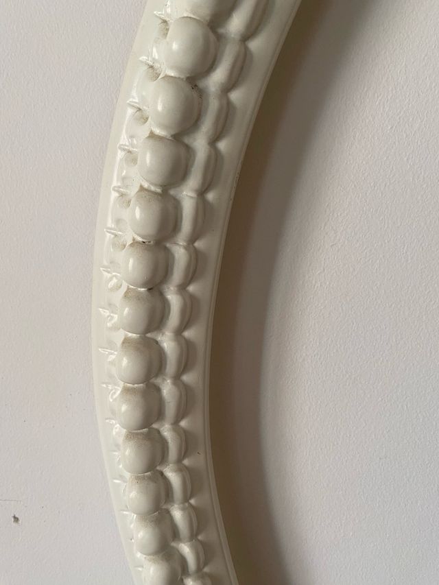 Marco ovalado blanco decorativo