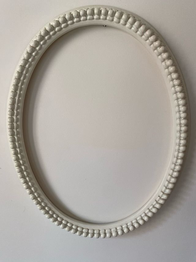 Marco ovalado blanco decorativo