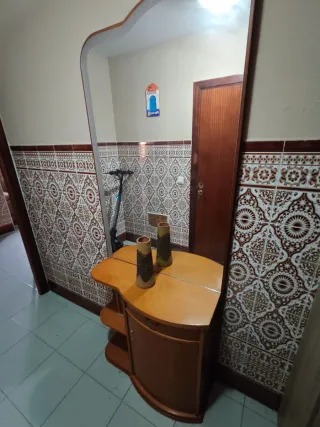 Entrada con jarrón decorativo