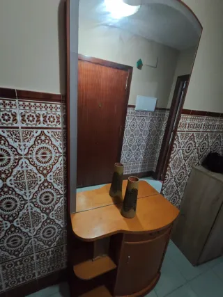 Entrada con jarrón decorativo