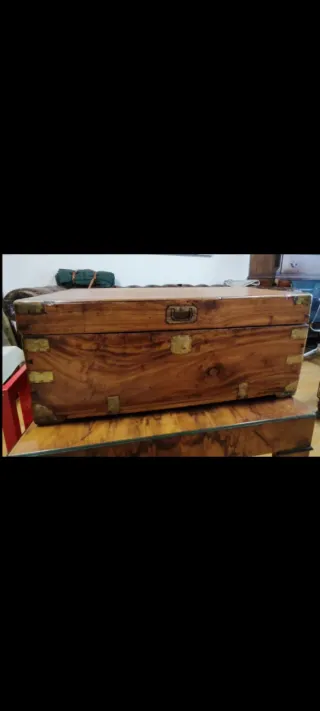 Baúl de alcanfor con detalles metálicos