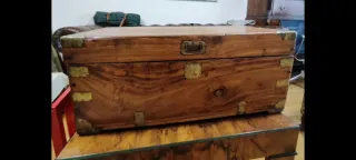 Baúl de alcanfor con detalles metálicos