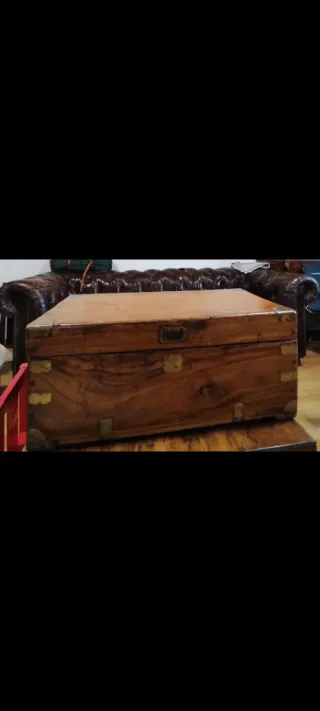 Baúl de alcanfor con detalles metálicos
