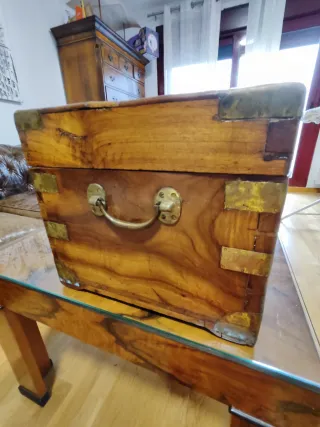Baúl de alcanfor con detalles metálicos