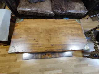 Baúl de alcanfor con detalles metálicos