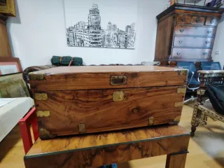 Baúl de alcanfor con detalles metálicos