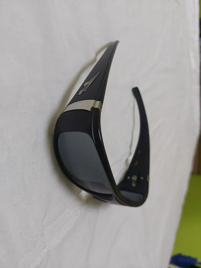 Gafas de sol Arnette negras y plateadas