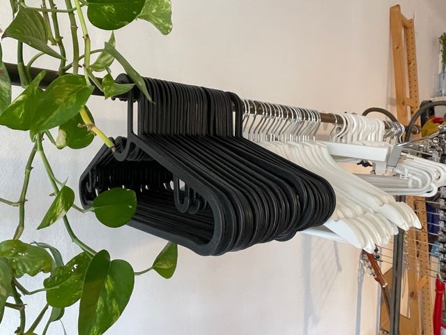 Lote de perchas. Stock de perchas variadas