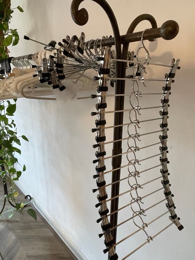 Lote de perchas. Stock de perchas variadas