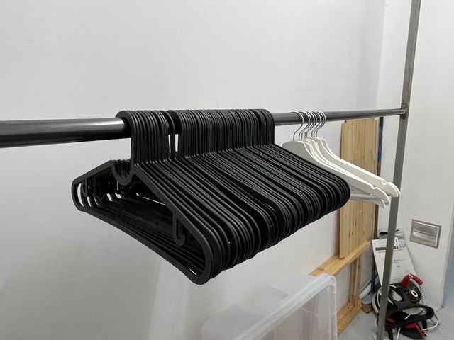 Lote de perchas. Stock de perchas variadas