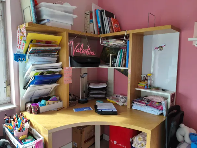 Escritorio esquinero Ikea madera y blanco