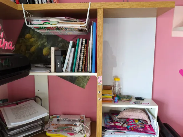 Escritorio esquinero Ikea madera y blanco