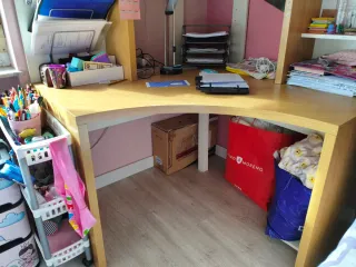 Escritorio esquinero Ikea madera y blanco