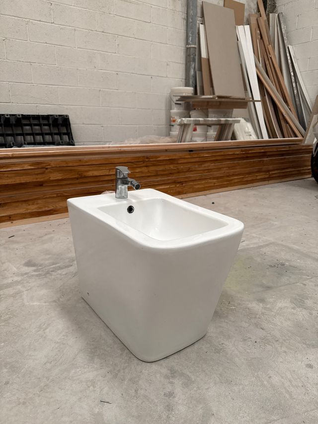 Bidé blanco de cerámica