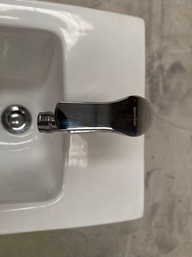 Bidé blanco de cerámica