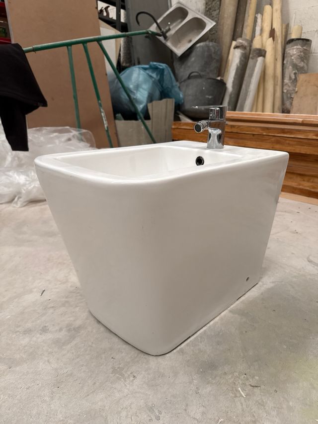 Bidé blanco de cerámica